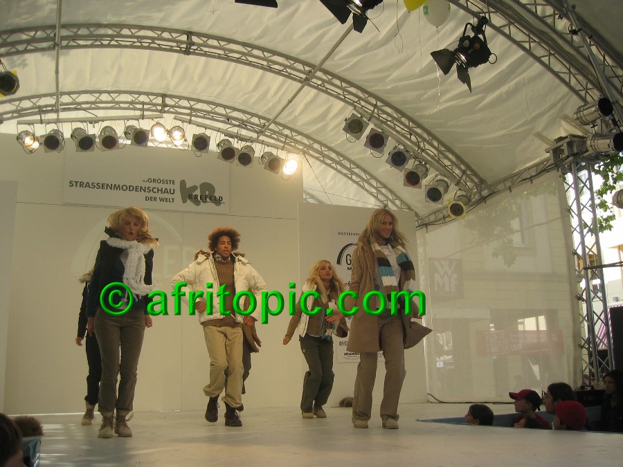 ../Images/Krefeld-Strssenmodenschau-2005 303.jpg